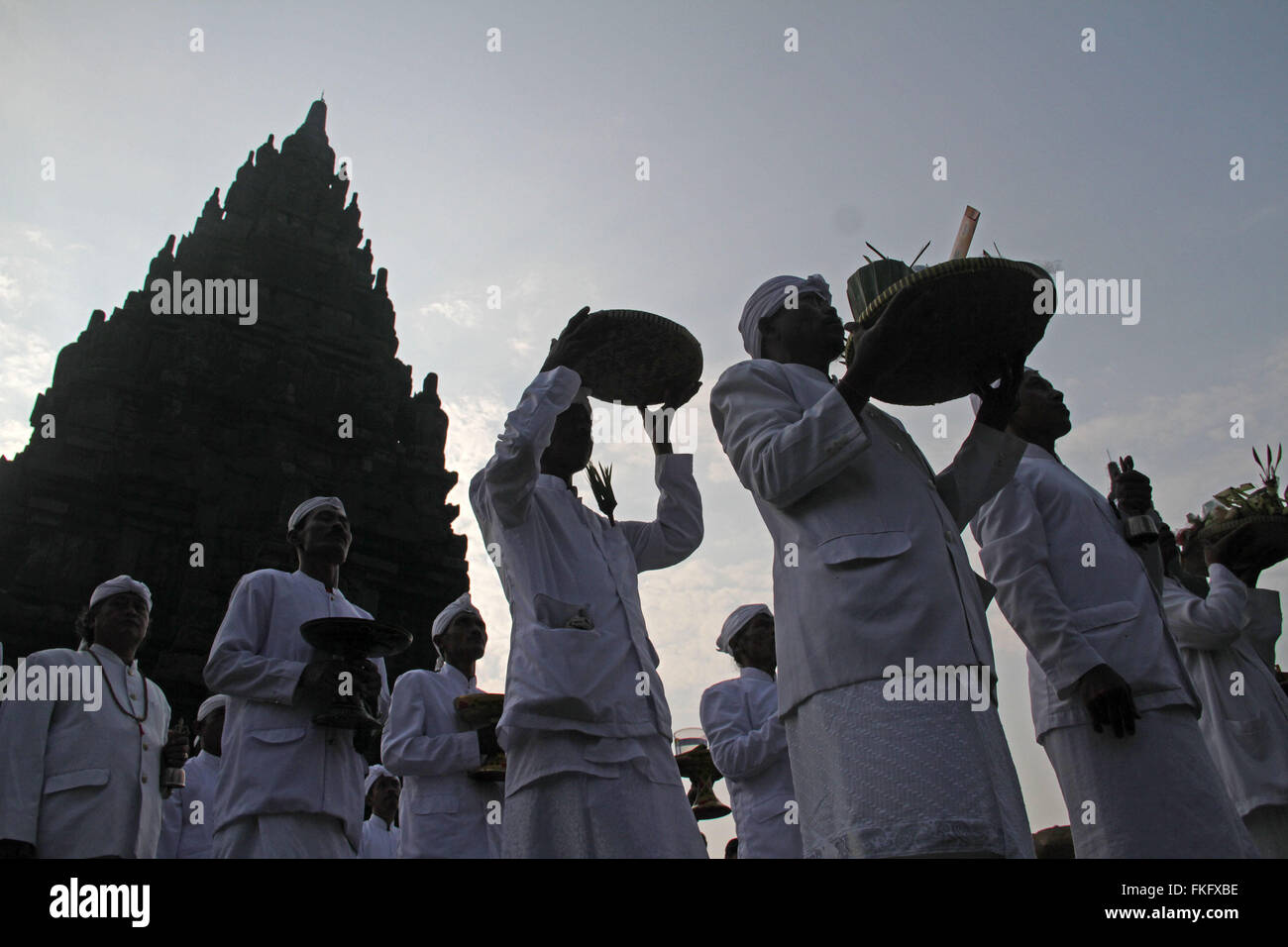 Klaten, Indonésie. 05Th Mar, 2016. Tenir l'hindous indonésiens Tawur Agung Kesanga cérémonie rituelle avant les célébrations de Nyepi au temple de Prambanan. Balinais Nyepi est une "journée du silence" qui est célébrée tous les Saka le nouvel an selon le calendrier balinais. Credit : Nugroho Hadi Santoso/Pacific Press/Alamy Live News Banque D'Images Klaten, Indonésie. 05Th Mar, 2016. Tenir l'hindous indonésiens Tawur Agung Kesanga cérémonie rituelle avant les célébrations de Nyepi au temple de Prambanan. Balinais Nyepi est une "journée du silence" qui est célébrée tous les Saka le nouvel an selon le calendrier balinais. Credit : Nugroho Hadi Santoso/Pacific Press/Alamy Live News Banque D'Images