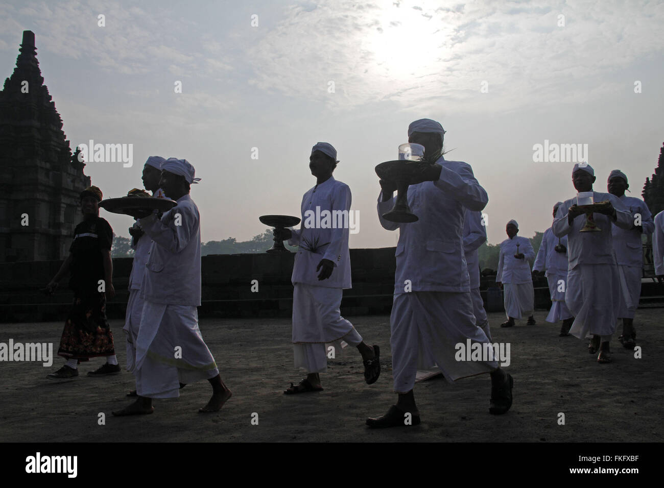 Klaten, Indonésie. 05Th Mar, 2016. Tenir l'hindous indonésiens Tawur Agung Kesanga cérémonie rituelle avant les célébrations de Nyepi au temple de Prambanan. Balinais Nyepi est une "journée du silence" qui est célébrée tous les Saka le nouvel an selon le calendrier balinais. Credit : Nugroho Hadi Santoso/Pacific Press/Alamy Live News Banque D'Images Klaten, Indonésie. 05Th Mar, 2016. Tenir l'hindous indonésiens Tawur Agung Kesanga cérémonie rituelle avant les célébrations de Nyepi au temple de Prambanan. Balinais Nyepi est une "journée du silence" qui est célébrée tous les Saka le nouvel an selon le calendrier balinais. Credit : Nugroho Hadi Santoso/Pacific Press/Alamy Live News Banque D'Images