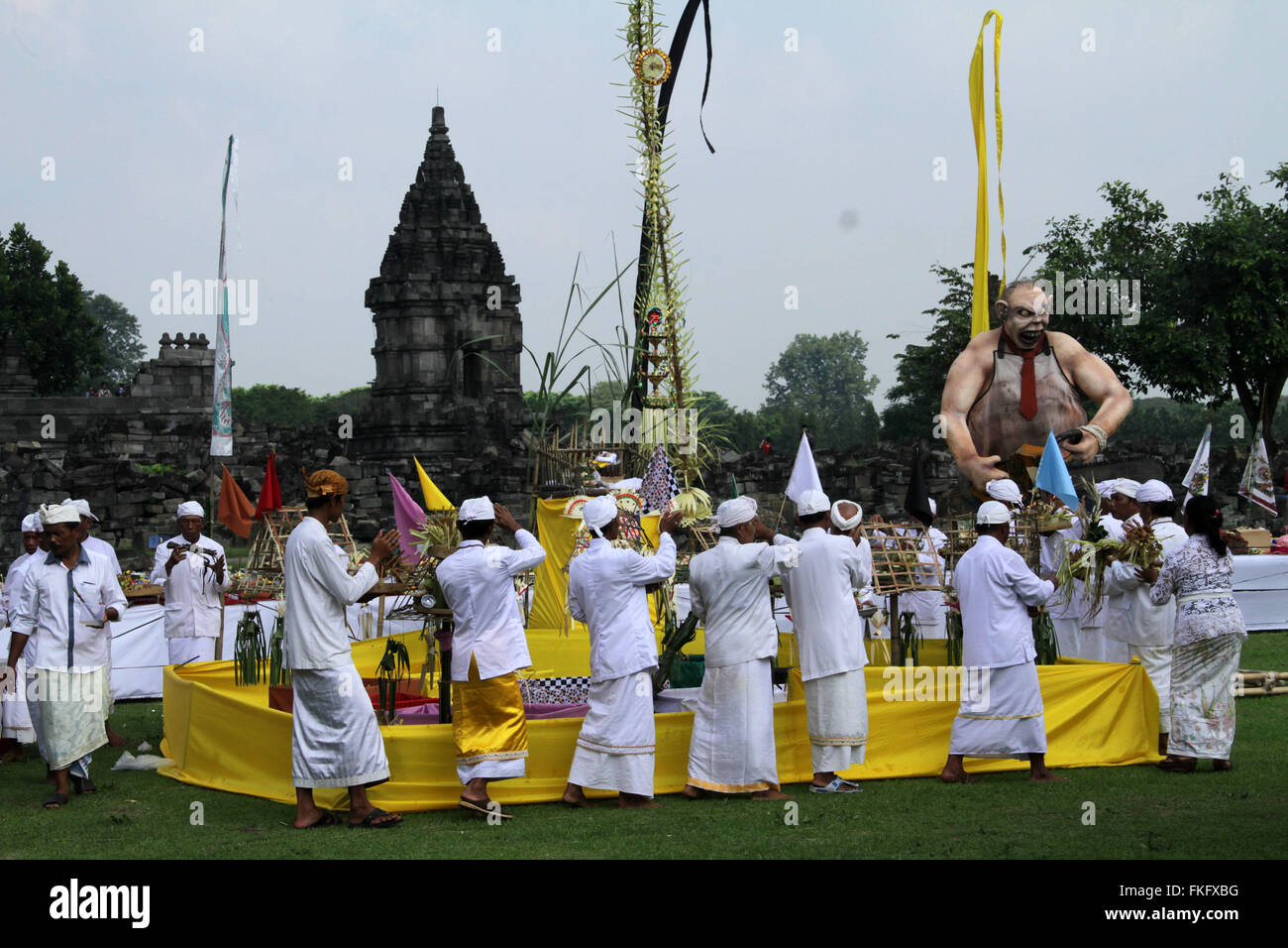 Klaten, Indonésie. 05Th Mar, 2016. Tenir l'hindous indonésiens Tawur Agung Kesanga cérémonie rituelle avant les célébrations de Nyepi au temple de Prambanan. Balinais Nyepi est une "journée du silence" qui est célébrée tous les Saka le nouvel an selon le calendrier balinais. Credit : Nugroho Hadi Santoso/Pacific Press/Alamy Live News Banque D'Images Klaten, Indonésie. 05Th Mar, 2016. Tenir l'hindous indonésiens Tawur Agung Kesanga cérémonie rituelle avant les célébrations de Nyepi au temple de Prambanan. Balinais Nyepi est une "journée du silence" qui est célébrée tous les Saka le nouvel an selon le calendrier balinais. Credit : Nugroho Hadi Santoso/Pacific Press/Alamy Live News Banque D'Images