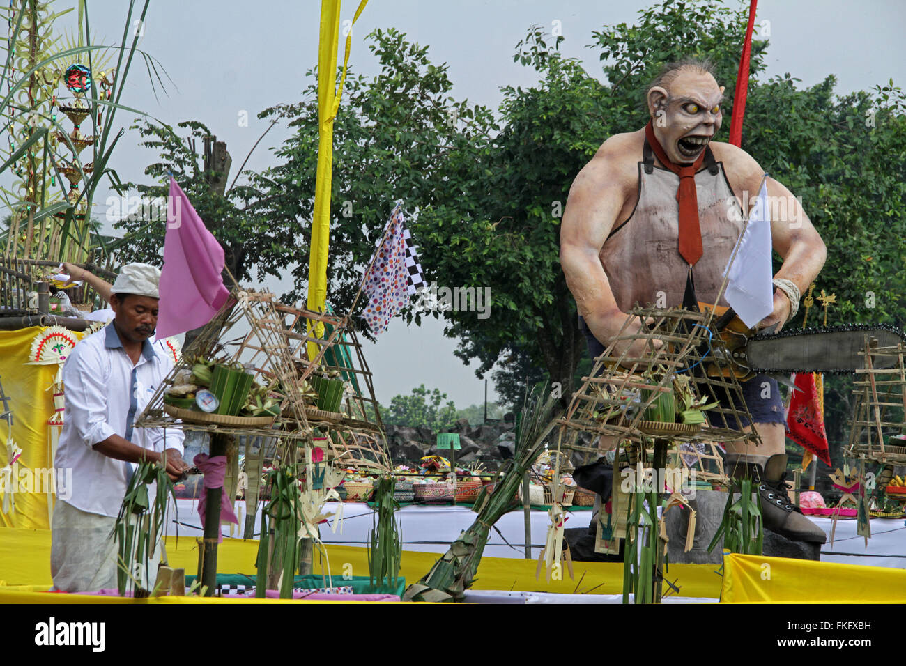 Klaten, Indonésie. 05Th Mar, 2016. Tenir l'hindous indonésiens Tawur Agung Kesanga cérémonie rituelle avant les célébrations de Nyepi au temple de Prambanan. Balinais Nyepi est une "journée du silence" qui est célébrée tous les Saka le nouvel an selon le calendrier balinais. Credit : Nugroho Hadi Santoso/Pacific Press/Alamy Live News Banque D'Images Klaten, Indonésie. 05Th Mar, 2016. Tenir l'hindous indonésiens Tawur Agung Kesanga cérémonie rituelle avant les célébrations de Nyepi au temple de Prambanan. Balinais Nyepi est une "journée du silence" qui est célébrée tous les Saka le nouvel an selon le calendrier balinais. Credit : Nugroho Hadi Santoso/Pacific Press/Alamy Live News Banque D'Images