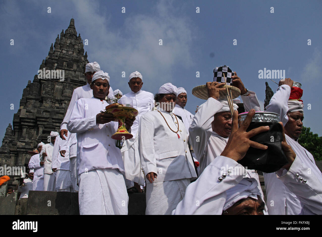 Klaten, Indonésie. 05Th Mar, 2016. Tenir l'hindous indonésiens Tawur Agung Kesanga cérémonie rituelle avant les célébrations de Nyepi au temple de Prambanan. Balinais Nyepi est une "journée du silence" qui est célébrée tous les Saka le nouvel an selon le calendrier balinais. Credit : Nugroho Hadi Santoso/Pacific Press/Alamy Live News Banque D'Images Klaten, Indonésie. 05Th Mar, 2016. Tenir l'hindous indonésiens Tawur Agung Kesanga cérémonie rituelle avant les célébrations de Nyepi au temple de Prambanan. Balinais Nyepi est une "journée du silence" qui est célébrée tous les Saka le nouvel an selon le calendrier balinais. Credit : Nugroho Hadi Santoso/Pacific Press/Alamy Live News Banque D'Images