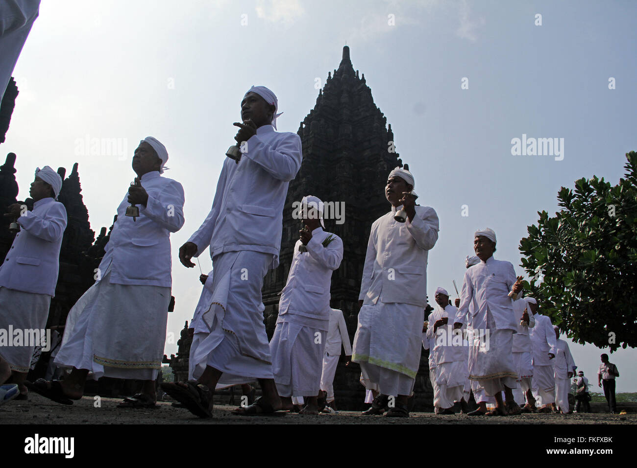 Klaten, Indonésie. 05Th Mar, 2016. Tenir l'hindous indonésiens Tawur Agung Kesanga cérémonie rituelle avant les célébrations de Nyepi au temple de Prambanan. Balinais Nyepi est une "journée du silence" qui est célébrée tous les Saka le nouvel an selon le calendrier balinais. Credit : Nugroho Hadi Santoso/Pacific Press/Alamy Live News Banque D'Images Klaten, Indonésie. 05Th Mar, 2016. Tenir l'hindous indonésiens Tawur Agung Kesanga cérémonie rituelle avant les célébrations de Nyepi au temple de Prambanan. Balinais Nyepi est une "journée du silence" qui est célébrée tous les Saka le nouvel an selon le calendrier balinais. Credit : Nugroho Hadi Santoso/Pacific Press/Alamy Live News Banque D'Images