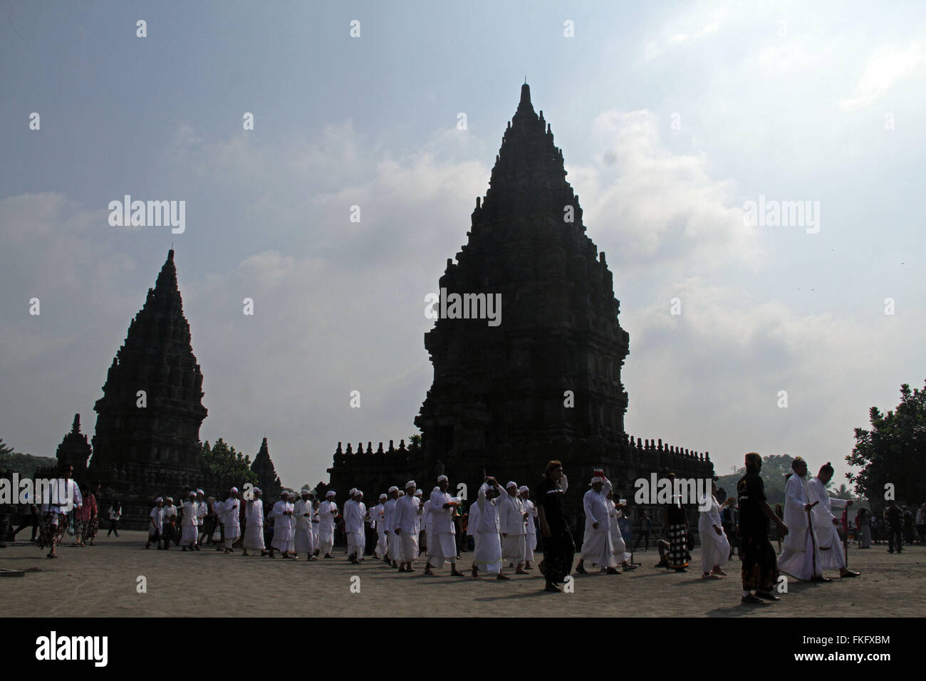Klaten, Indonésie. 05Th Mar, 2016. Tenir l'hindous indonésiens Tawur Agung Kesanga cérémonie rituelle avant les célébrations de Nyepi au temple de Prambanan. Balinais Nyepi est une "journée du silence" qui est célébrée tous les Saka le nouvel an selon le calendrier balinais. Credit : Nugroho Hadi Santoso/Pacific Press/Alamy Live News Banque D'Images Klaten, Indonésie. 05Th Mar, 2016. Tenir l'hindous indonésiens Tawur Agung Kesanga cérémonie rituelle avant les célébrations de Nyepi au temple de Prambanan. Balinais Nyepi est une "journée du silence" qui est célébrée tous les Saka le nouvel an selon le calendrier balinais. Credit : Nugroho Hadi Santoso/Pacific Press/Alamy Live News Banque D'Images