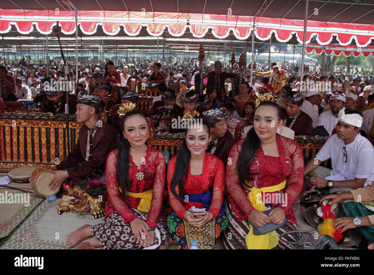 Klaten, Indonésie. 05Th Mar, 2016. Tenir l'hindous indonésiens Tawur Agung Kesanga cérémonie rituelle avant les célébrations de Nyepi au temple de Prambanan. Balinais Nyepi est une "journée du silence" qui est célébrée tous les Saka le nouvel an selon le calendrier balinais. Credit : Nugroho Hadi Santoso/Pacific Press/Alamy Live News Banque D'Images Klaten, Indonésie. 05Th Mar, 2016. Tenir l'hindous indonésiens Tawur Agung Kesanga cérémonie rituelle avant les célébrations de Nyepi au temple de Prambanan. Balinais Nyepi est une "journée du silence" qui est célébrée tous les Saka le nouvel an selon le calendrier balinais. Credit : Nugroho Hadi Santoso/Pacific Press/Alamy Live News Banque D'Images