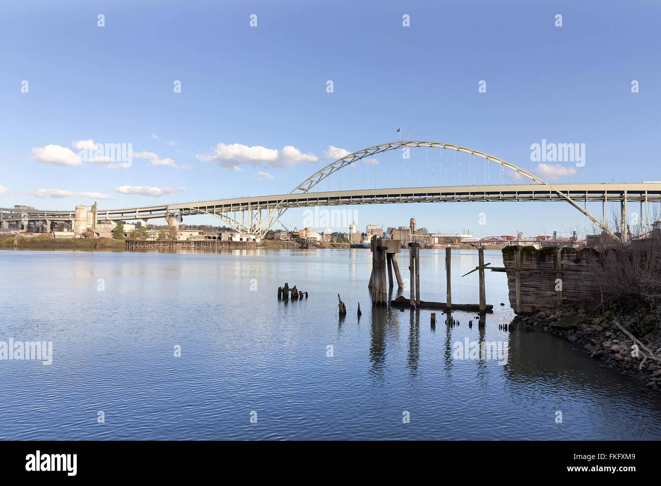 Fremont Bridge contre le ciel bleu le long de la rivière Willamette à Portland, Oregon Banque D'Images