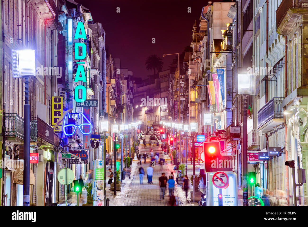 PORTO, PORTUGAL - 16 octobre 2014 : Shoppers flâner sur Rua Santa Catarina rue piétonne. Banque D'Images