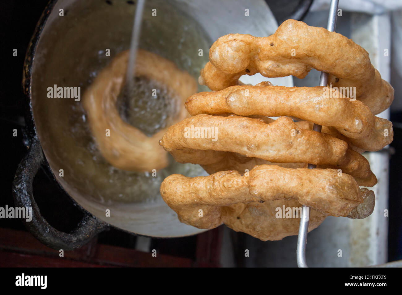 Pérou Dish Dessert : Buñuelos avec 'chancaca' miel traditionnel. Photo prise à Arequipa, Pérou. Banque D'Images