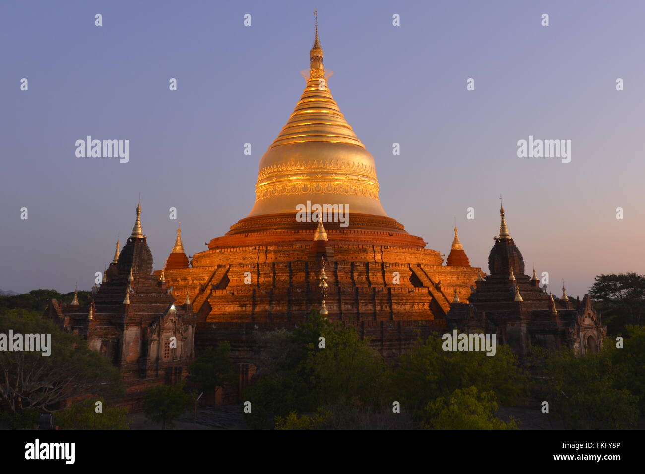 Dhammayazika temple à lumière bleue, Bagan, Myanmar Banque D'Images