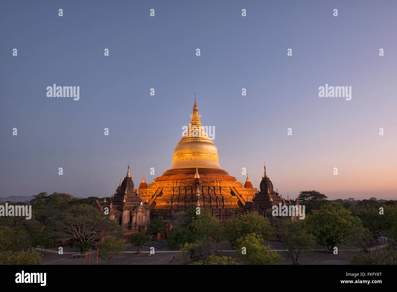 Dhammayazika temple à lumière bleue, Bagan, Myanmar Banque D'Images