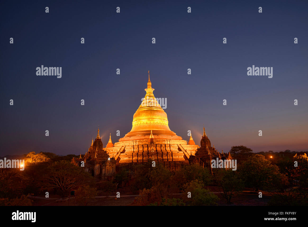 Dhammayazika temple à lumière bleue, Bagan, Myanmar Banque D'Images