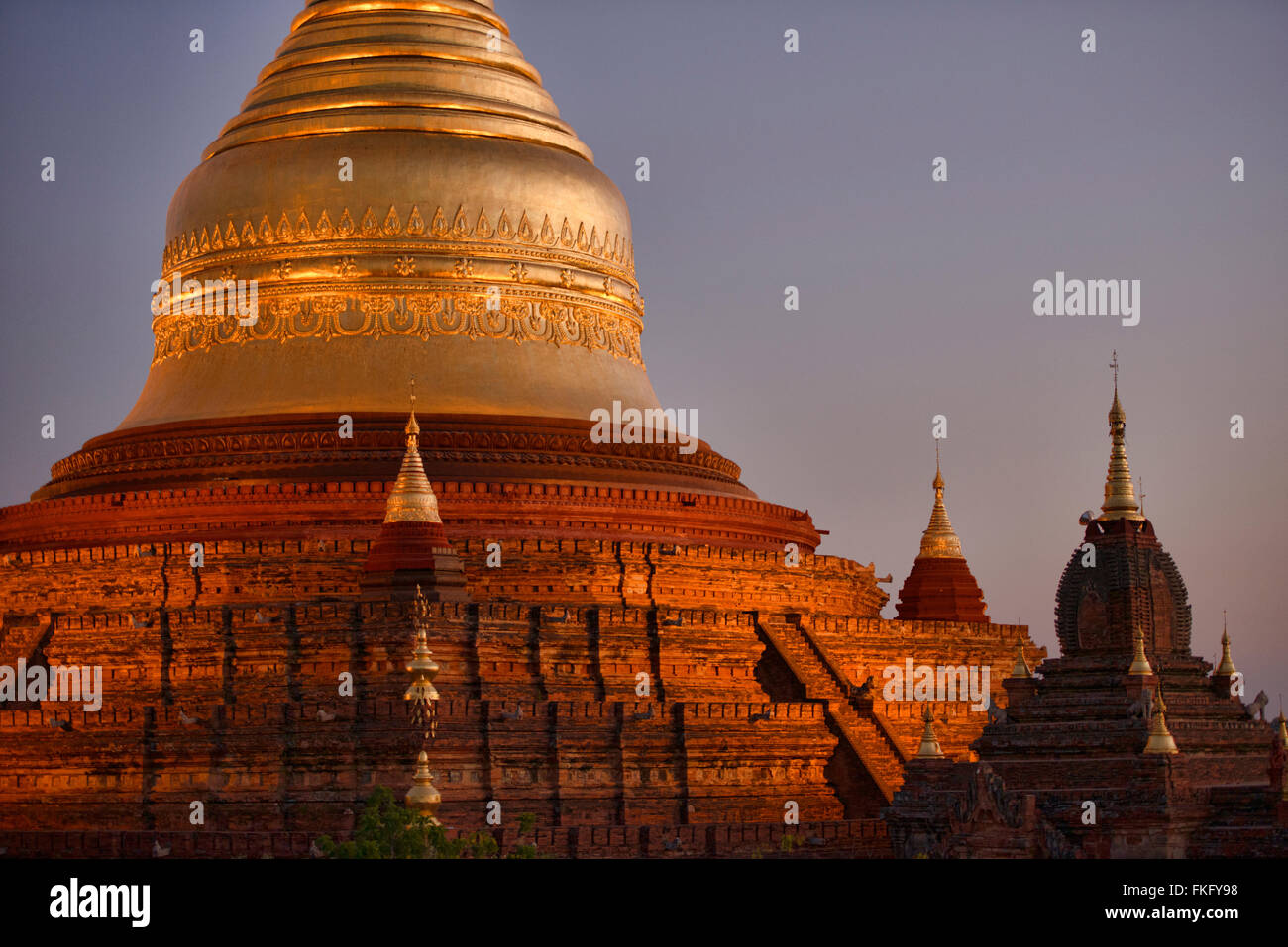 Au coucher du soleil temple Dhammayazika, Bagan, Myanmar Banque D'Images