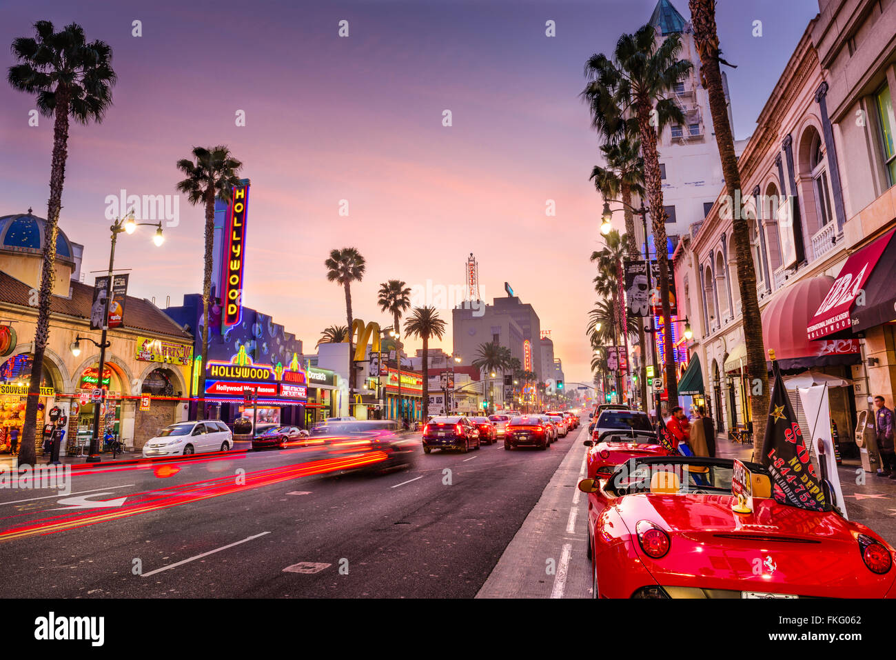 Trafic sur Hollywood Boulevard à Hollywood, Californie, USA. Banque D'Images