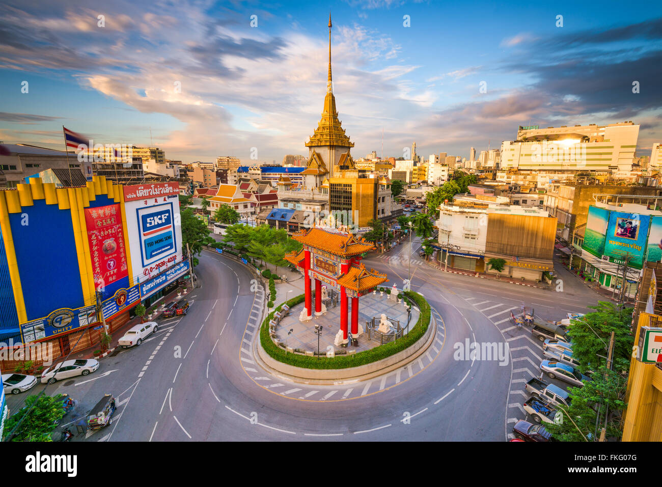 BANGKOK, THAÏLANDE - 23 septembre 2015 : Le Chinatown rond avec Wat Traimit derrière. Banque D'Images