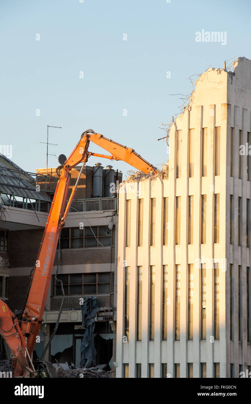 Bras mécanique démolir un bâtiment à l'Oxford Westgate re-développement du site de construction. Oxford, Angleterre Banque D'Images