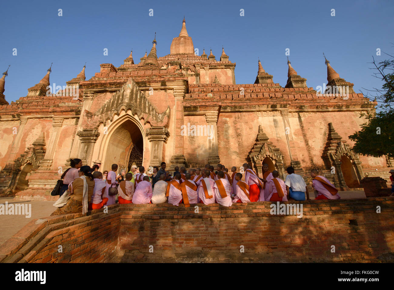 Les nonnes à Sulemani temple de Bagan, Myanmar Banque D'Images
