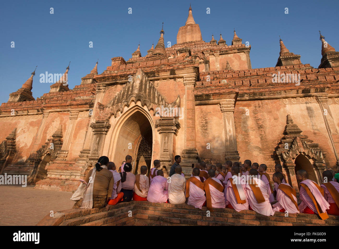 Les nonnes à Sulemani temple de Bagan, Myanmar Banque D'Images