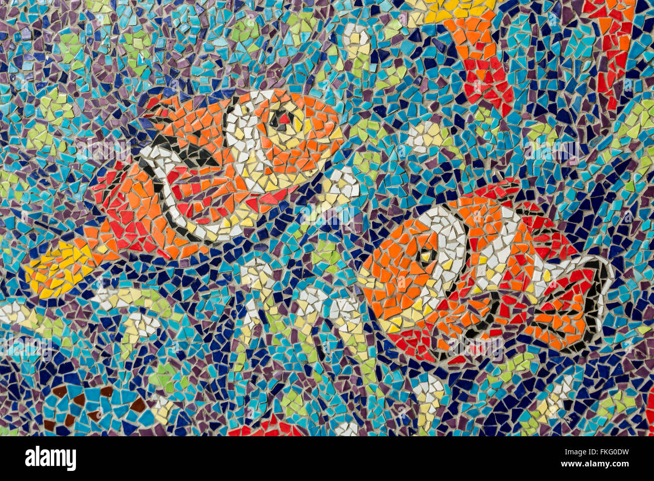 L'art de la mosaïque de verre coloré et de poisson forme abstract wall background. Banque D'Images
