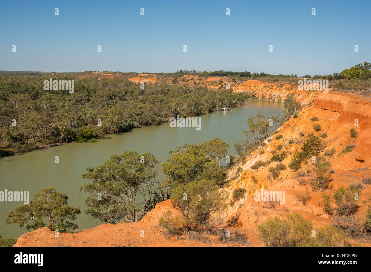 Une vue sur la falaise de l'eau les amateurs de ski et bateau-maison de décideurs sur la rivière Murray près de Renmark. Banque D'Images