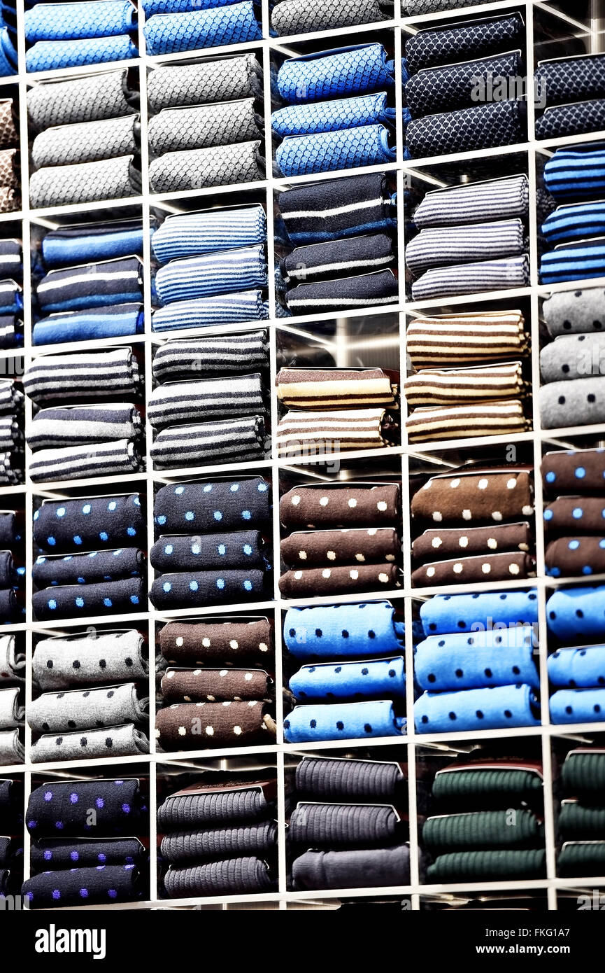 Cravates de soie différents paniers sur des étagères dans un magasin Banque D'Images