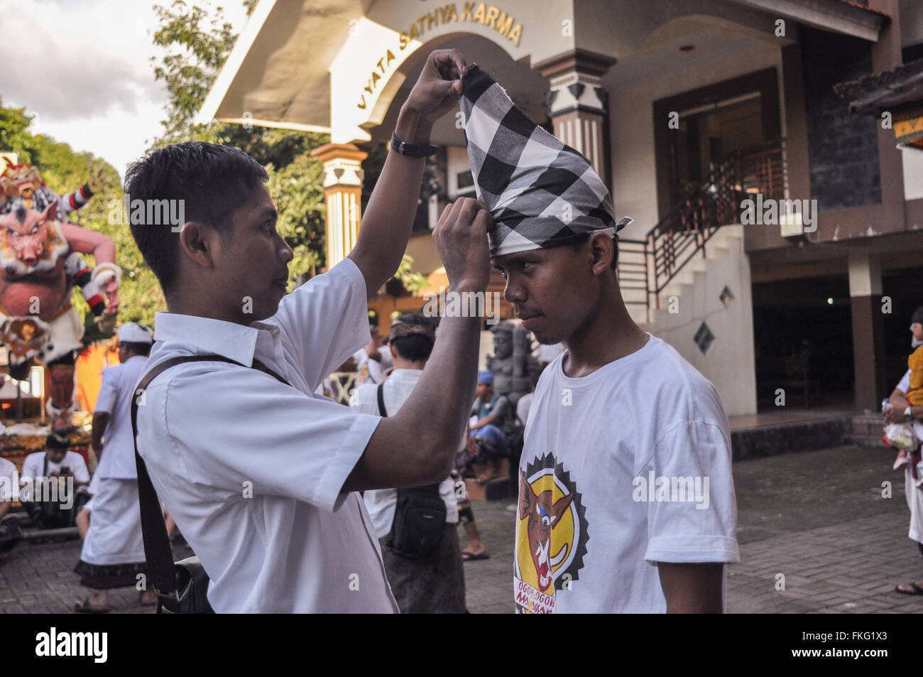 À Makassar, Indonésie. 8 mars, 2016. Assister à la procession hindoue de l'Indonésie à la veille du jour de Nyepi Silence. Balinais Nyepi est une fête hindoue célébrée chaque année selon le calendrier balinais. Jour Nyepi est une cérémonie destinée à nettoyer et purifier les âmes des fidèles hindous. Riezky Yermia / Alamy Live News. Banque D'Images