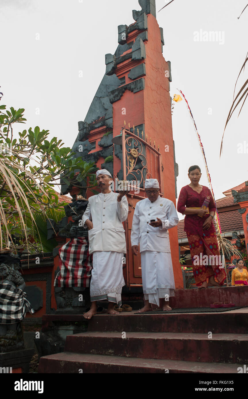 À Makassar, Indonésie. 8 mars, 2016. Assister à la procession hindoue de l'Indonésie à la veille du jour de Nyepi Silence. Balinais Nyepi est une fête hindoue célébrée chaque année selon le calendrier balinais. Jour Nyepi est une cérémonie destinée à nettoyer et purifier les âmes des fidèles hindous. Riezky Yermia / Alamy Live News. Banque D'Images