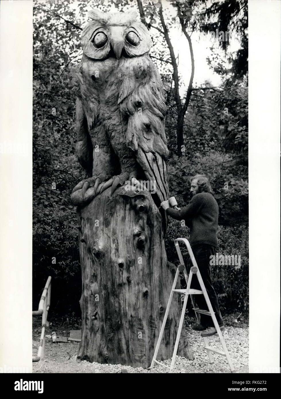 1957 - ce qui est dit être le plus grand hibou du monde : on peut actuellement être vu à la Harburger Mountains près de Hambourg. Elle a été créée par le célèbre sculpteur Erich Gerer par l'Autriche (photo). L'an dernier, il a été sur une tournée à travers la Scandinavie et sa voiture est tombée en panne. Comme il n'avait pas simplement resté là où il était - et fait ce grand oiseau dans un délai de quatre semaines. Il est fait de bois, de 4,30 mètres de haut et pèse 3, 5 tonnes. Pendant ce temps, Erich Gerner a créé d'autres animaux en bois. Récemment, il a travaillé sur un 6 mètres de hauteur de l'aigle, qui avait été commandé par l'oiseau-zoo Walsrode. (Cre Banque D'Images