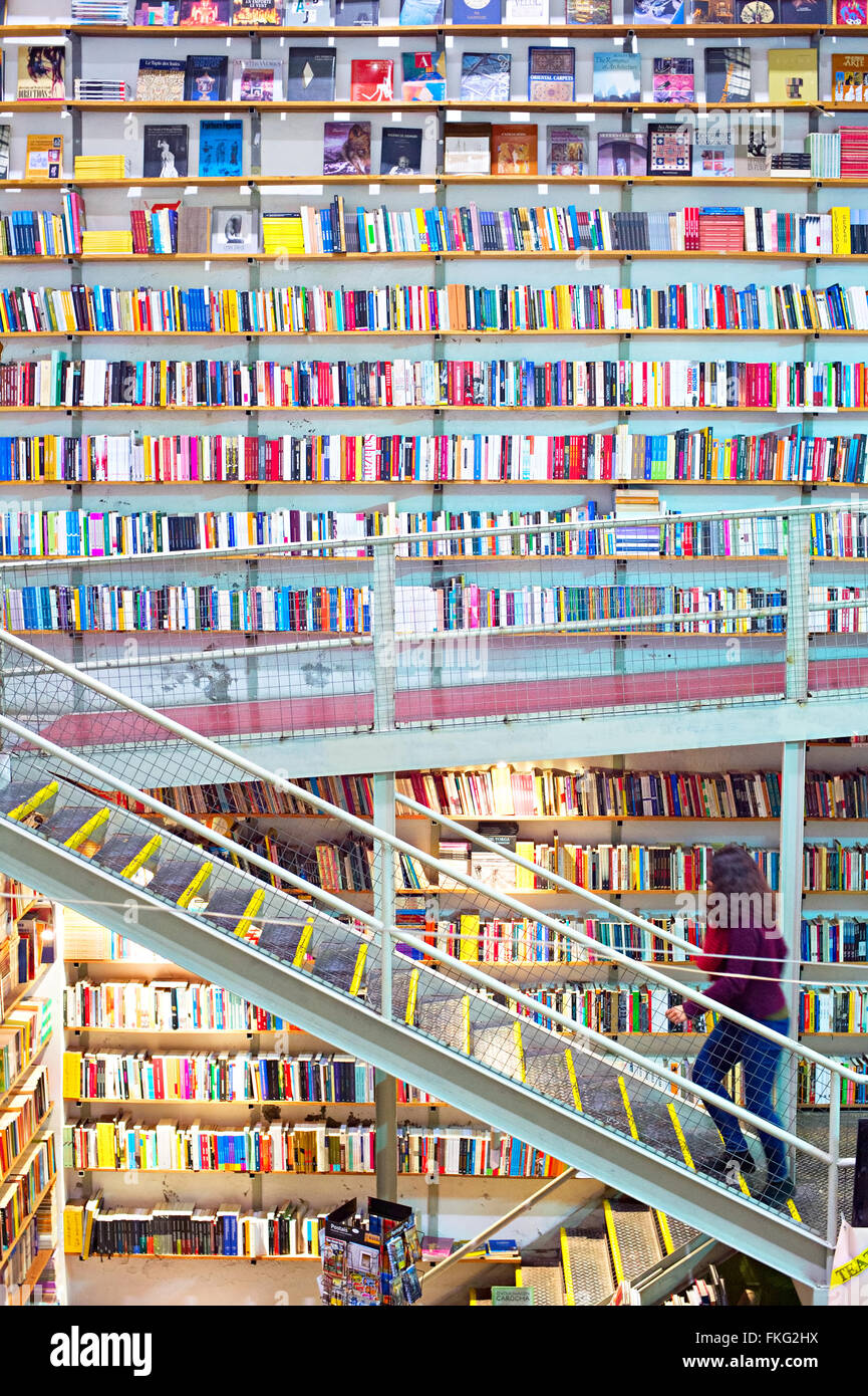 Femme sur un escalier dans de grandes et célèbres 'librairie Ler Devagar' à Lisbonne, Portugal Banque D'Images