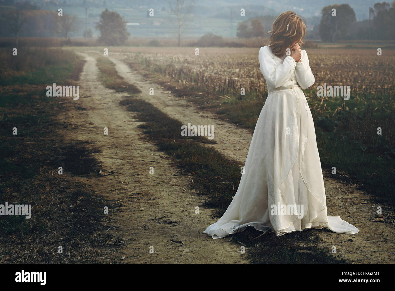 Belle femme avec bride dress . La tristesse et de la mélancolie Banque D'Images