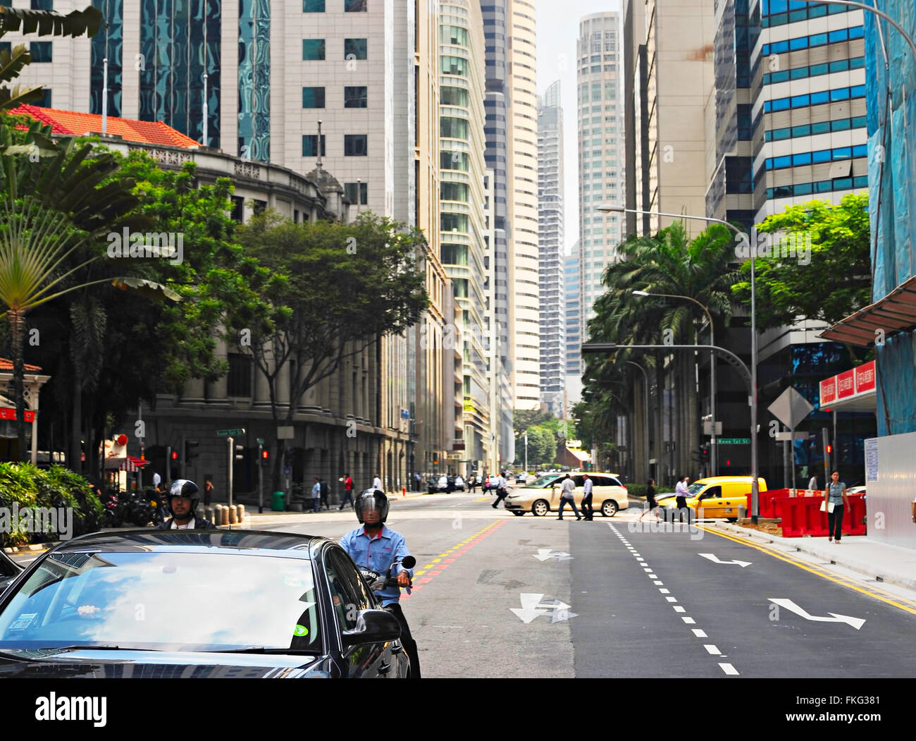 La circulation sur une route à Singapour le centre-ville. Banque D'Images