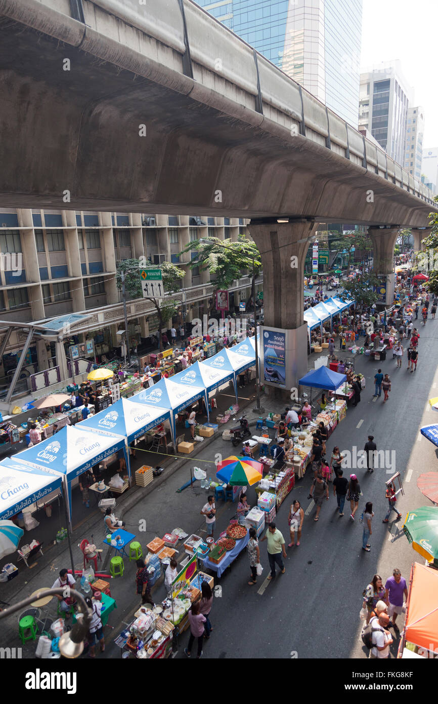 Le dimanche la rue Sala Daeng (Bangkok) envahi par les stands de nourriture. Sala Daeng envahie le Dimanche par des stands de nourriture. Banque D'Images