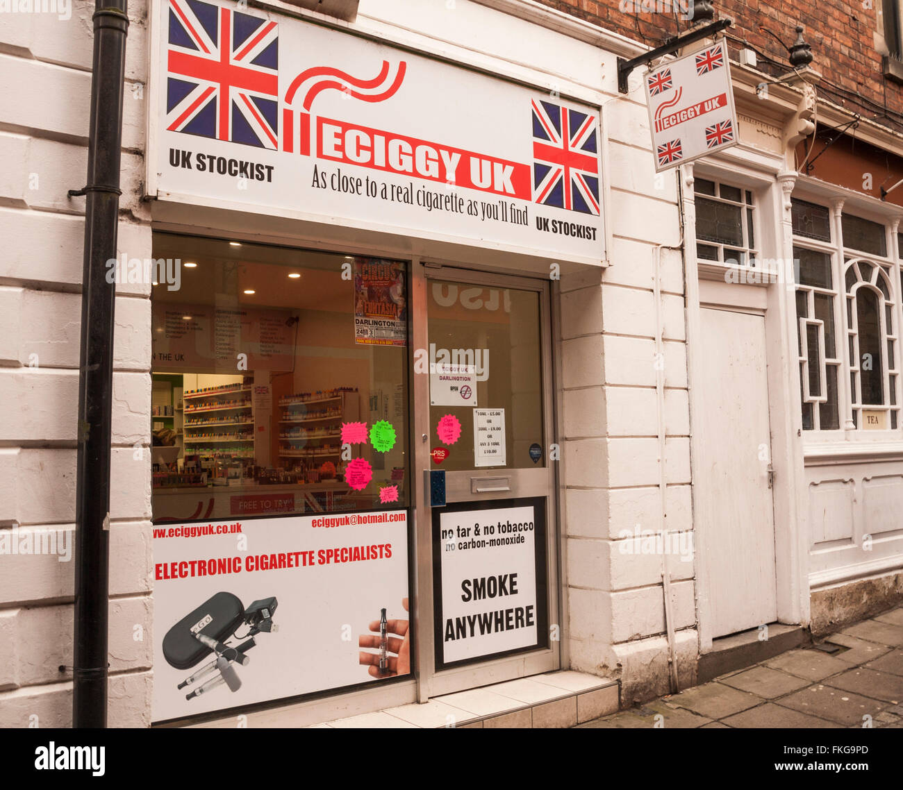 Photo d'une boutique qui vend des E-cigarettes en Post House Wynd,Darlington.E-cigarettes sont maintenant la forme la plus populaire de l'aide pour arrêter de fumer, détrônant la gomme à la nicotine et les timbres cutanés, les chercheurs ont dit. Banque D'Images