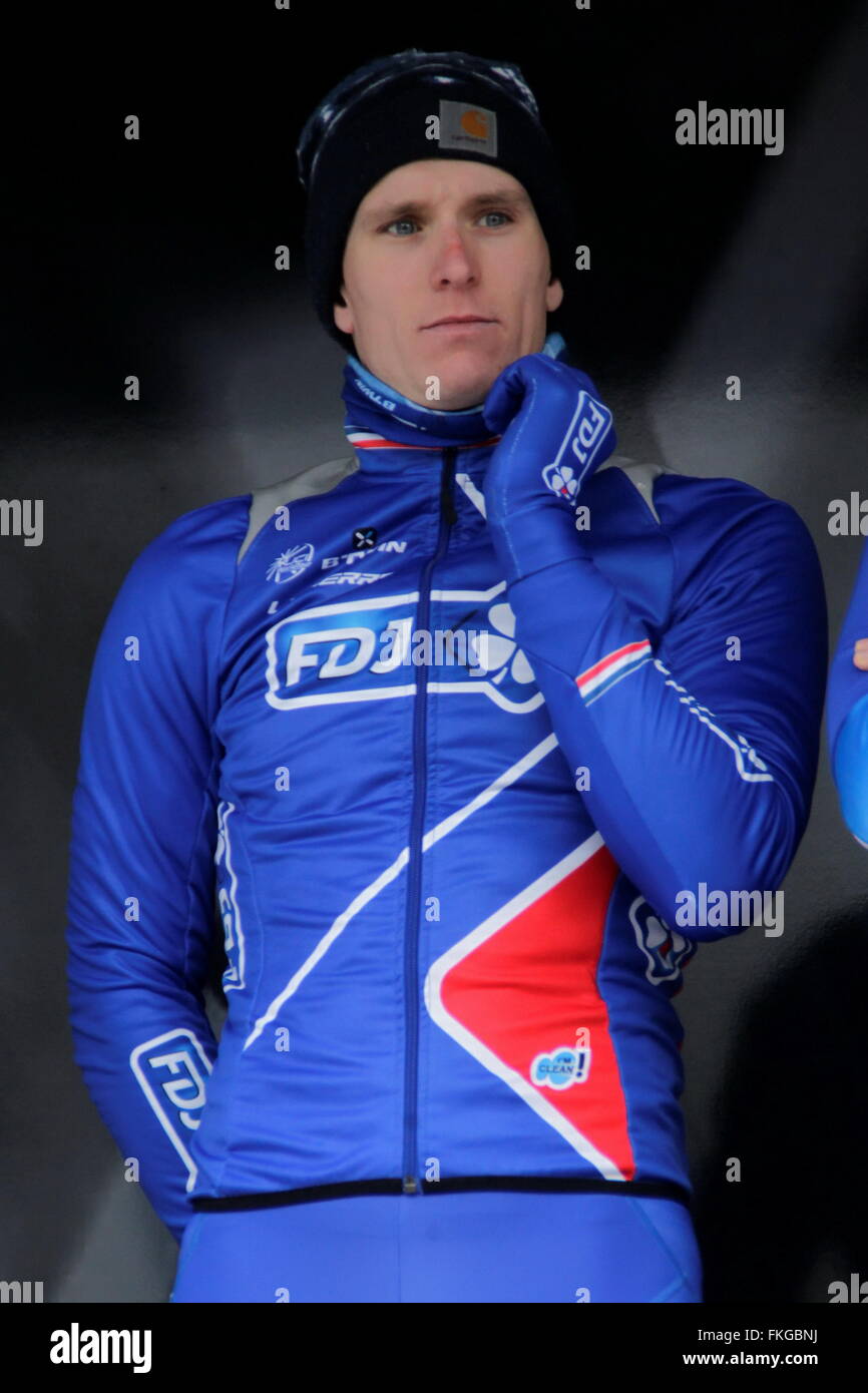 Arnaud Demare sur le podium lors de la première étape de Paris - Nice le 7 mars 2016 à Condé-sur-Vesgre, France Banque D'Images