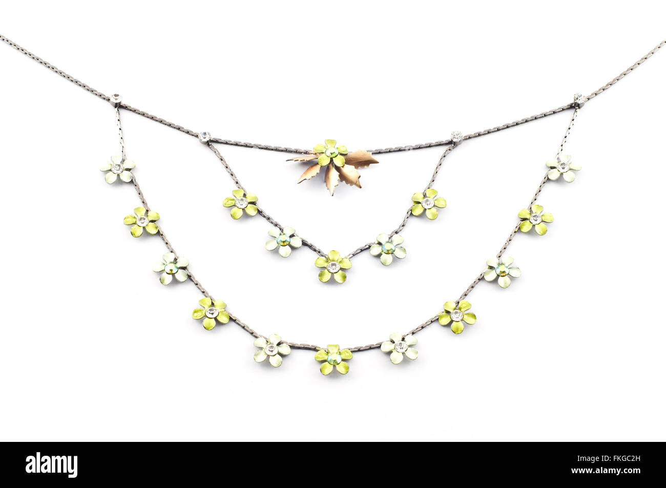Beau collier avec fleur de diamant et de bijoux isolé sur fond blanc. Banque D'Images