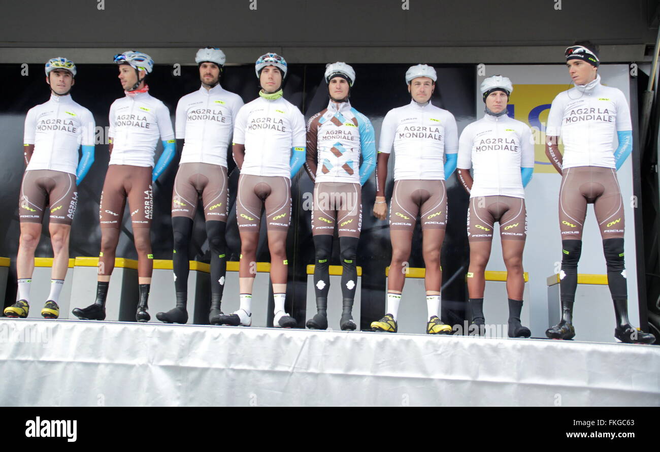 Lequipe AG2R La Mondiale sur le podium lors de la première étape de Paris - Nice le 7 mars 2016 à Condé-sur-Vesgre, France Banque D'Images