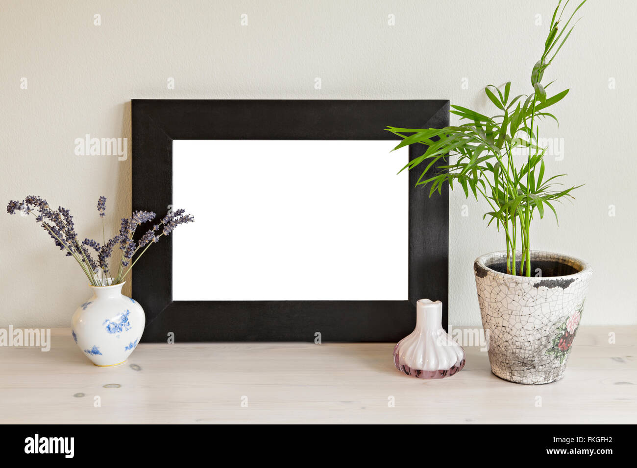 Image d'une scène de maquettes avec cadre en bois et des plantes. Banque D'Images