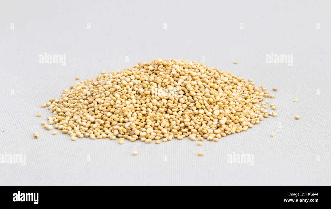 Céréales de semences de quinoa close up shot macro isolé sur fond blanc Banque D'Images