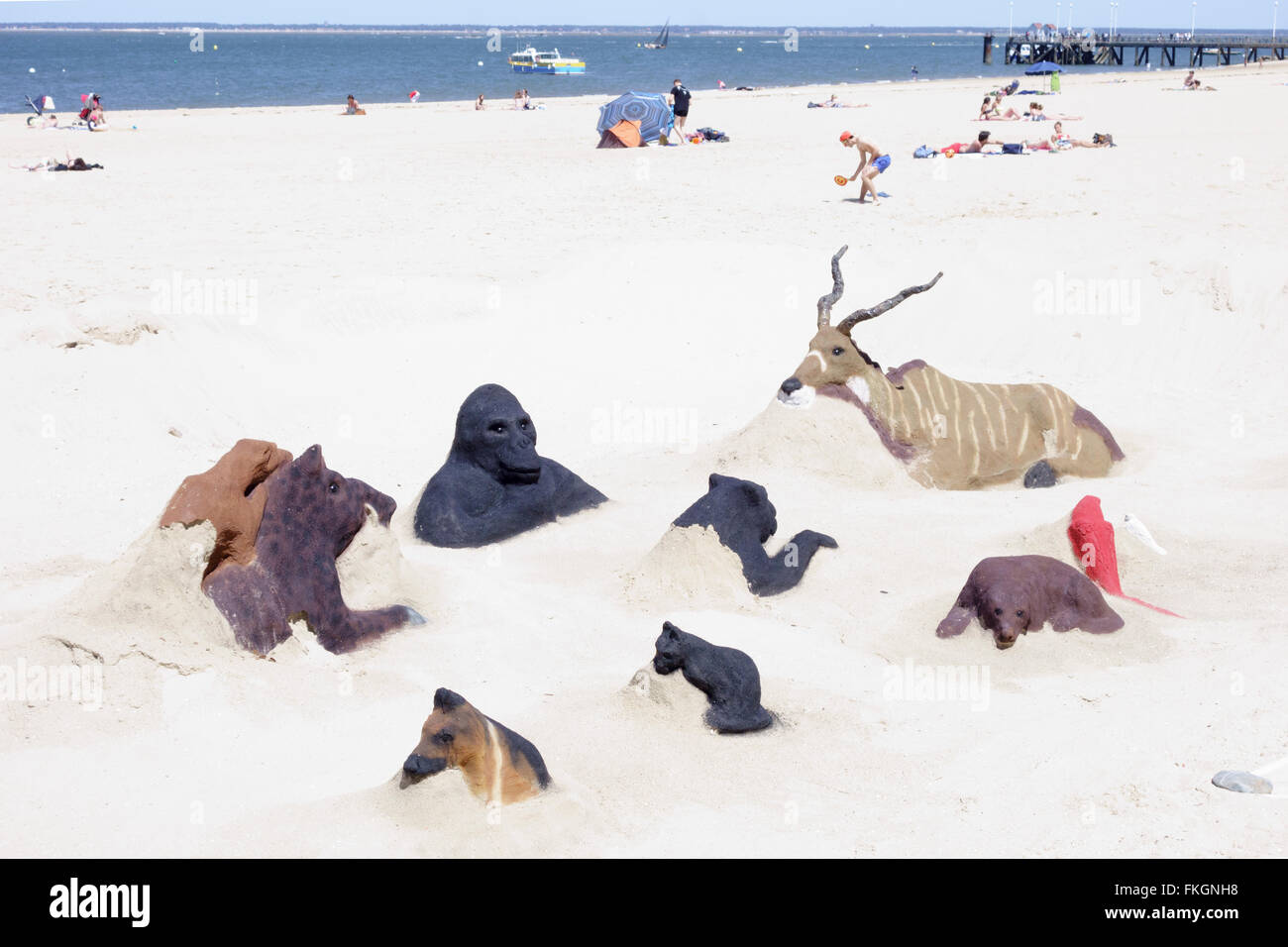 Groupe d'animaux africains sculptures de sable, la plage d'Arcachon au sud-ouest de la France Banque D'Images