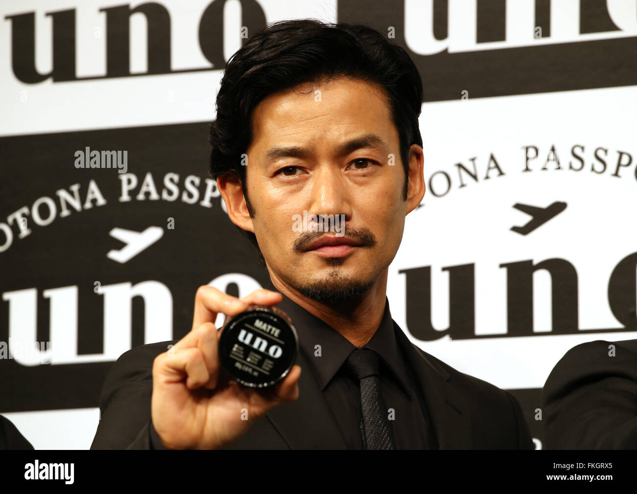 Tokyo, Japon. Mar 9, 2016. Acteur japonais Yutaka Takenouchi affiche Men's  Hair Styling wax 'Uno' à Tokyo le Mercredi, Mars 9, 2016. Géant des  cosmétiques japonais Shiseido a dévoilé la nouvelle série