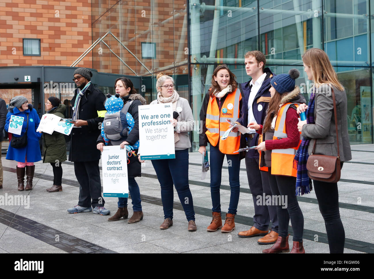 Portsmouth, Hampshire, Royaume-Uni. 9 mars, 2016. Queen Alexandra Hospital Portsmouth Queen Alexandra Hospital Portsmouth les médecins à l'hôpital ont commencé leur première grève de 48 heures dans les heures dans le cadre de leur protestation contre les menaces d'imposer un nouveau contrat. Les 50 membres de l'Association médicale britannique va fournir des soins d'urgence seulement le mercredi. Ils sont à pied dans le cadre des 38 000 membres de l'EMA. Plus de 50 opérations ont été en vigueur et a dû être annulé une pendant deux jours en raison de la grève. Credit : uknip/Alamy Live News Banque D'Images