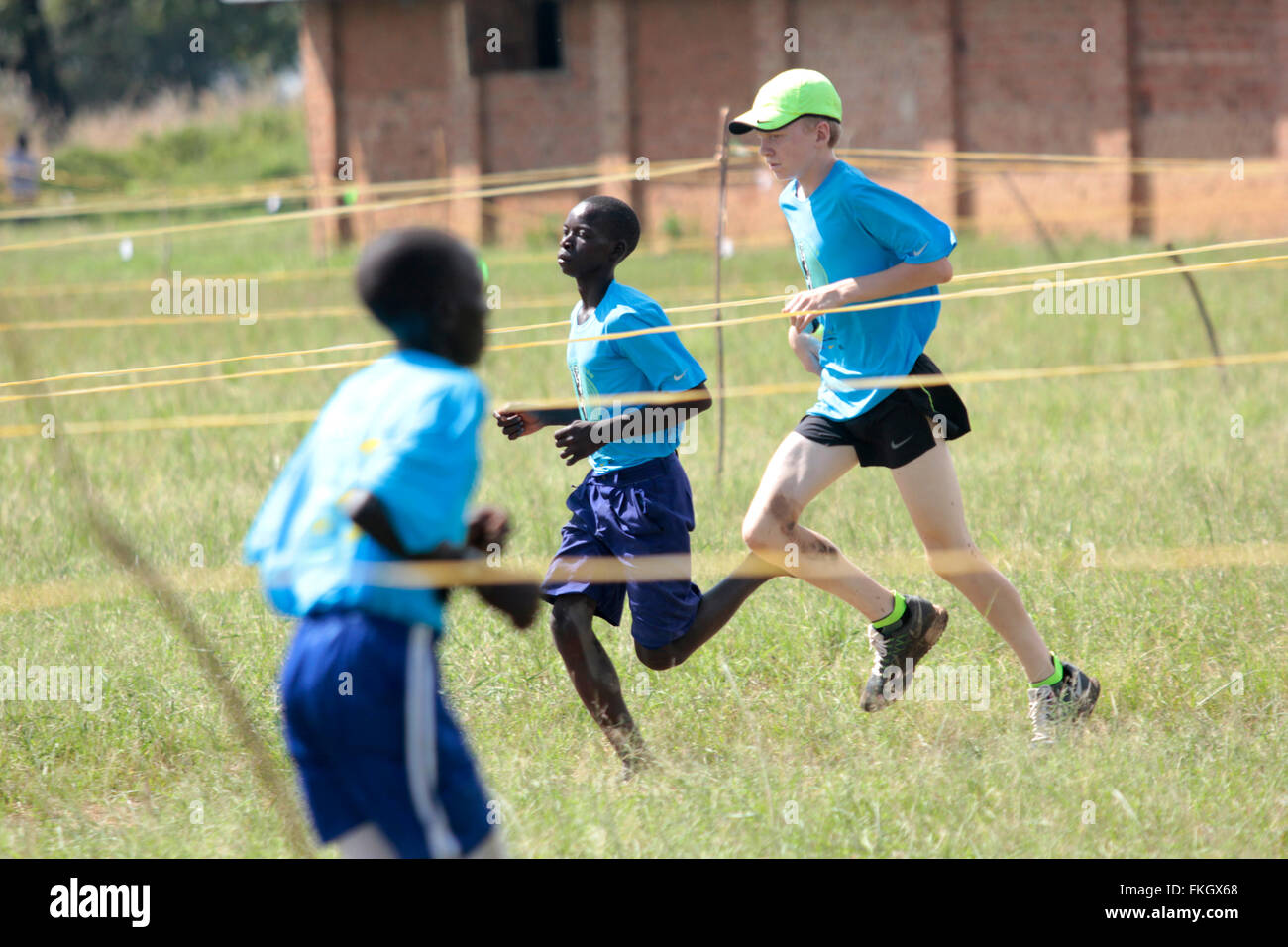 Les enfants participer à une course d'athlétisme dans rurla Ouganda Banque D'Images