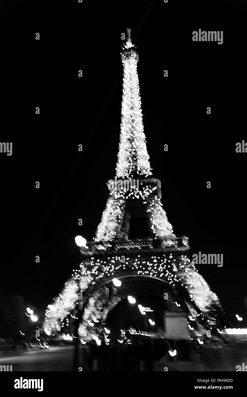 Au cours de la Tour Eiffel nigthtime à Paris, France. Banque D'Images