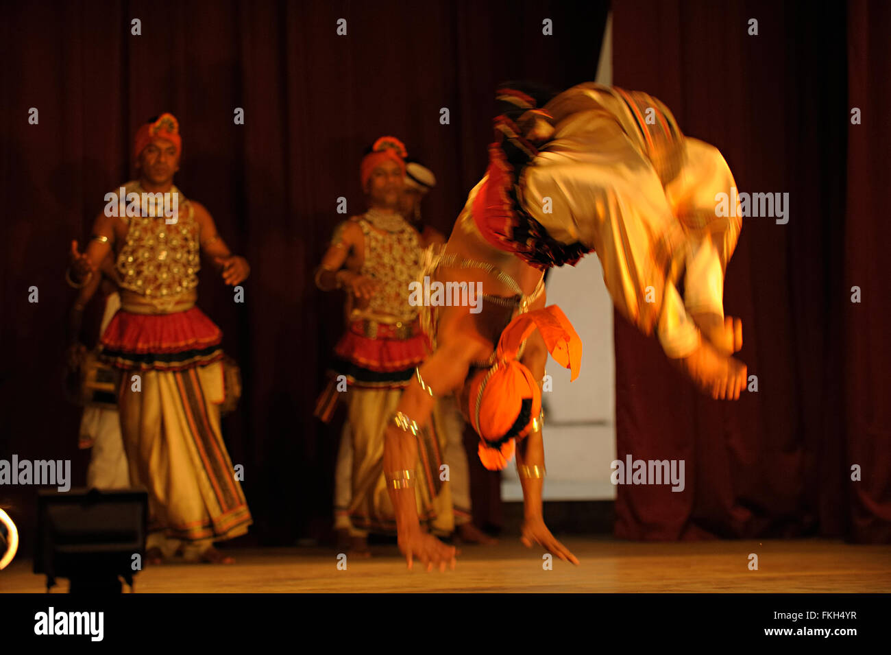 Dans danceers hommes Kandyan traditionnel un spectacle à Kandy au Sri Lanka Banque D'Images