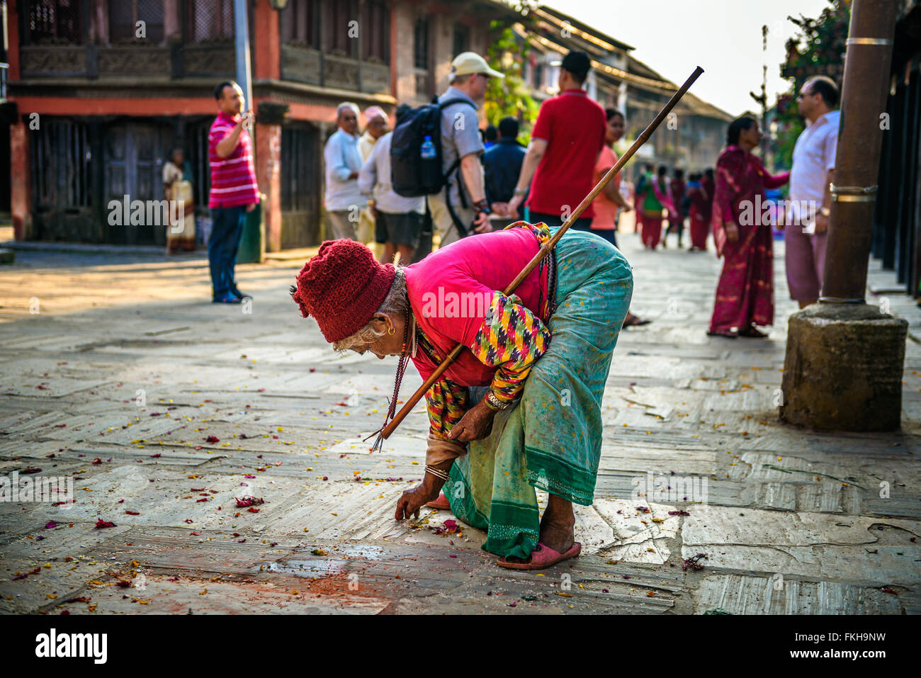 Très vieille femme avec un bâton de marche dans la rue de Bandipur Banque D'Images