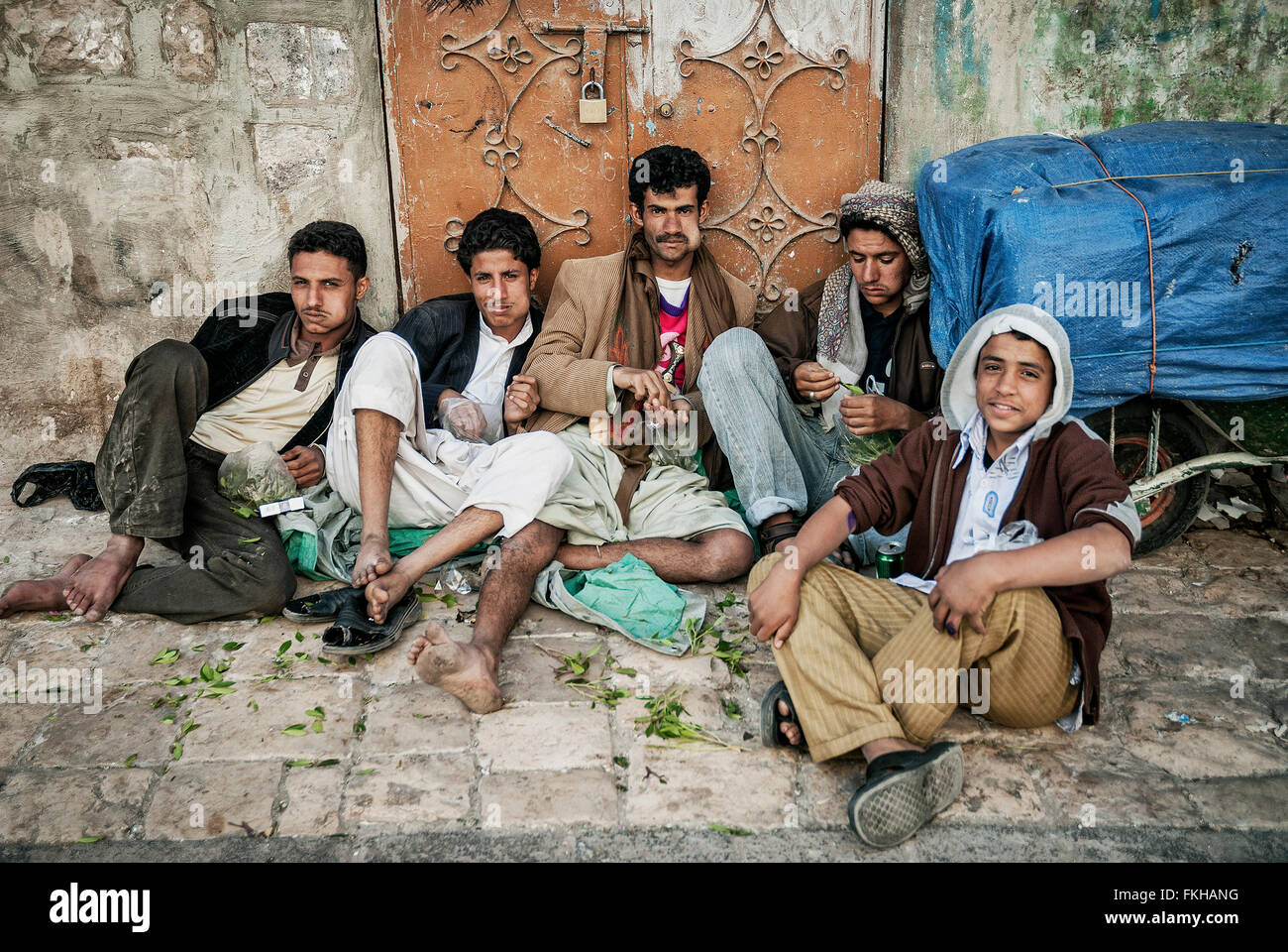 Les jeunes hommes arabes khat chewing qat feuilles en stupéfiants à Sanaa Yémen street Banque D'Images