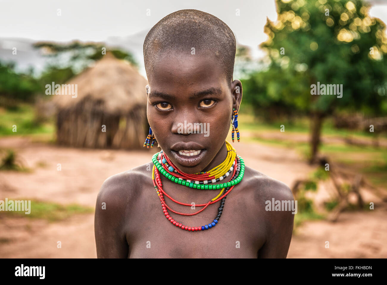 Portrait d'une jeune femme africaine dans son village. Banque D'Images