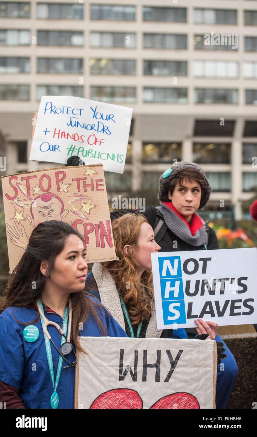 Londres, Royaume-Uni. 09Th Mar, 2016. La ligne de piquetage au St Thomas' Hospital. Les médecins en une autre étape 48 heures de grève contre les nouveaux contrats en raison d'être imposées par le Gouvernement et le ministre de la santé, Jeremy Hunt. Crédit : Guy Bell/Alamy Live News Banque D'Images