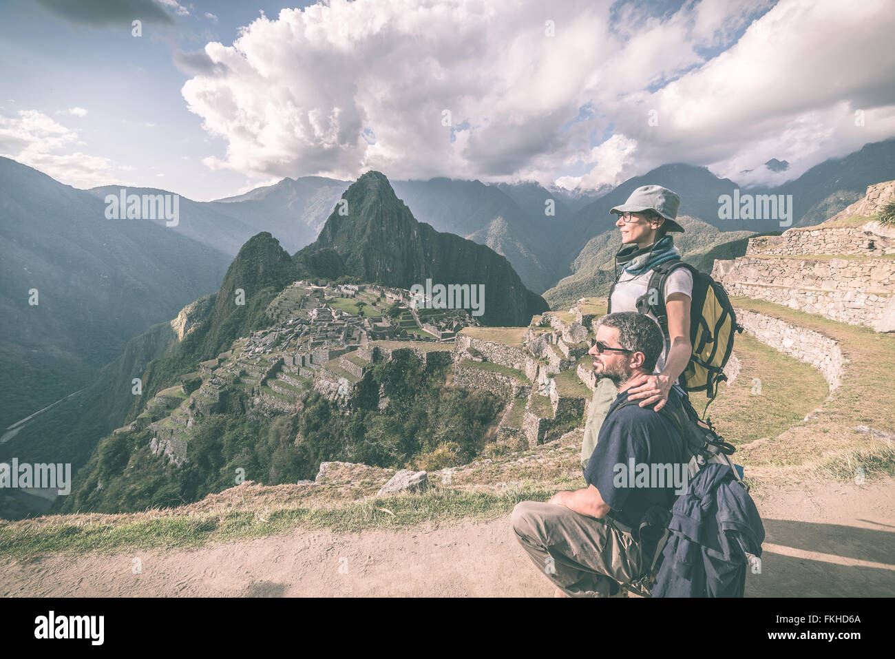 Hugging couple standing in contemplation sur les terrasses au-dessus de Machu Picchu, le plus visité de destinations de voyage au Pérou. Profil Banque D'Images