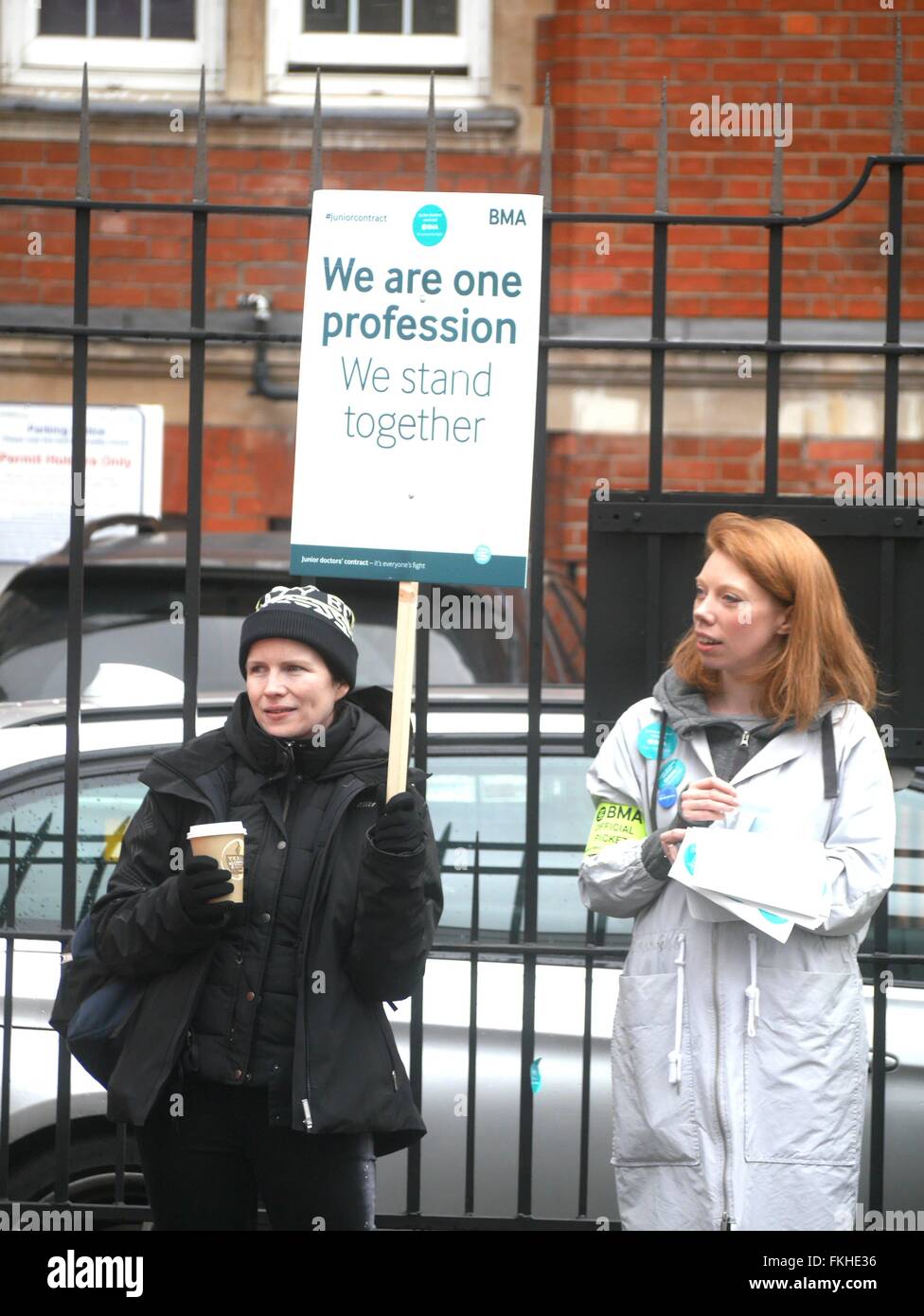 Londres, Royaume-Uni. 9 mars, 2016. La troisième grève des médecins en ligne dans leur contrat avec le gouvernement en Angleterre est en cours.Ici le personnel du Royal Marsden Hospital à Chelsea, Londres forment une ligne de piquetage. Crédit : Brian Minkoff/Alamy Live News Banque D'Images