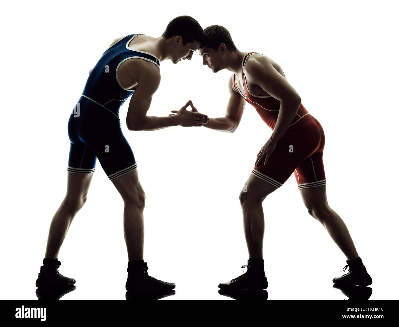 Deux caucasian wrestlers wrestling hommes isolés sur fond blanc silhouette Banque D'Images