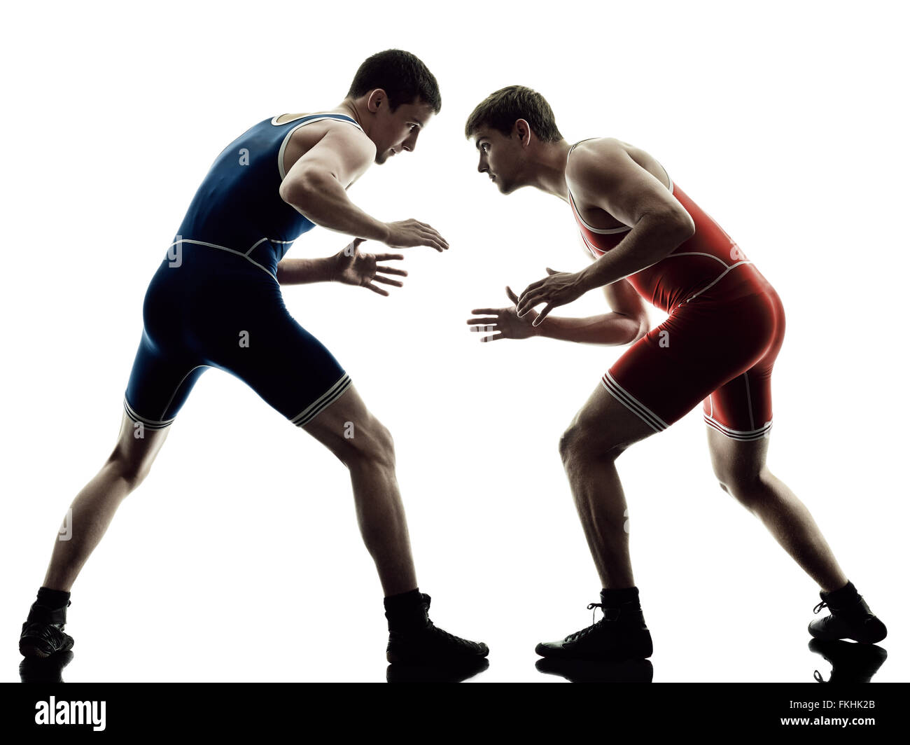 Deux caucasian wrestlers wrestling hommes isolés sur fond blanc silhouette Banque D'Images